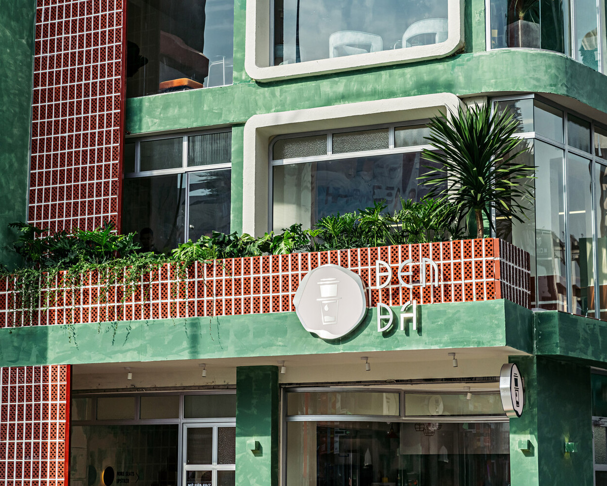 Đầu tiên, yếu tố quan trọng nhất là kết cấu tổng thể của dự án, các ô cửa sổ được căn chỉnh riêng biệt như ở tòa nhà nổi tiếng số 42 Nguyễn Huệ.