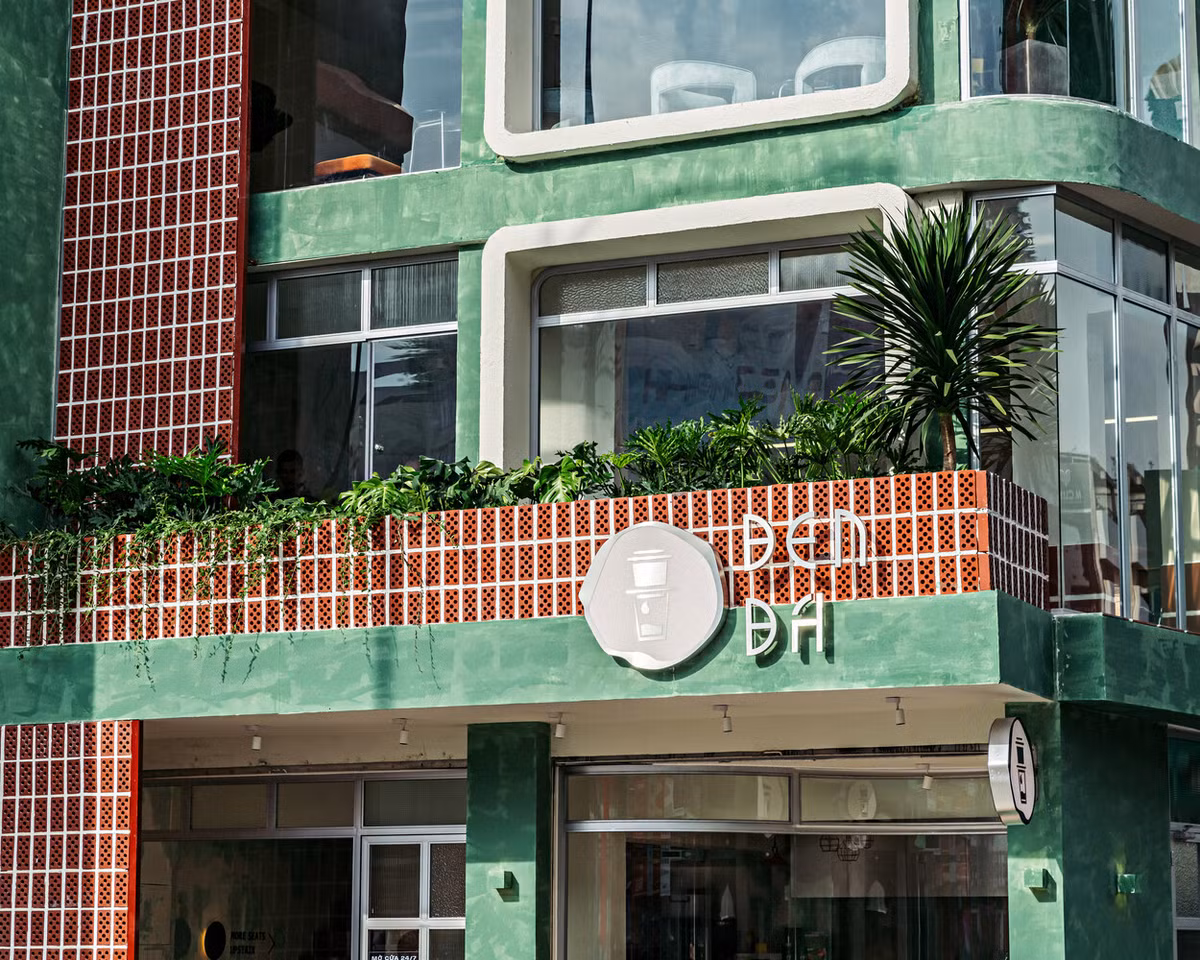 Đầu tiên, yếu tố quan trọng nhất là kết cấu tổng thể của dự án, các ô cửa sổ được căn chỉnh riêng biệt như ở tòa nhà nổi tiếng số 42 Nguyễn Huệ.