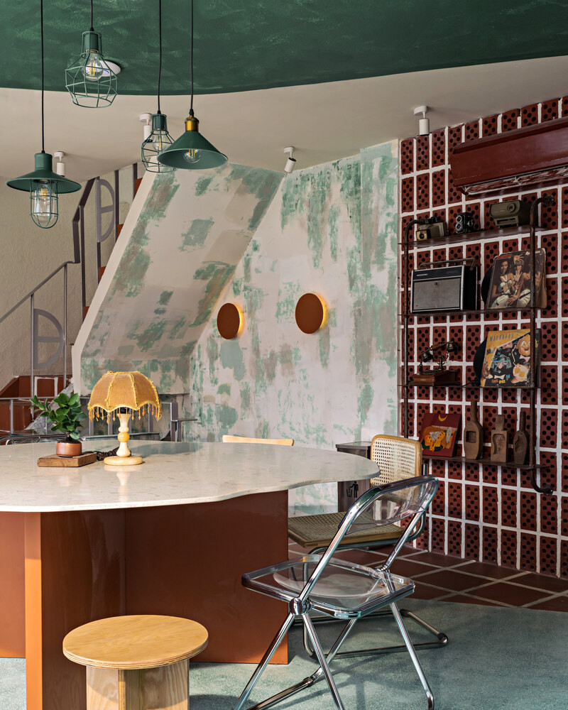 Không gian quán cà phê chắc chắn sẽ mang đến cảm giác thoải mái và hài lòng nhờ tích hợp những thứ cổ điển, hoài niệm với các món đồ mang tính đột phá và hiện đại.