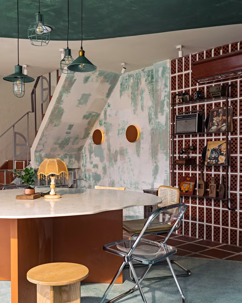 Không gian quán cà phê chắc chắn sẽ mang đến cảm giác thoải mái và hài lòng nhờ tích hợp những thứ cổ điển, hoài niệm với các món đồ mang tính đột phá và hiện đại.