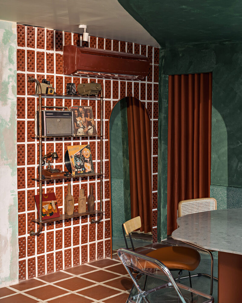 Ngoài ra, những viên gạch truyền thống được sử dụng để xây dựng khu vực pha chế, một trong những điểm nhỏ nhưng đặc biệt.