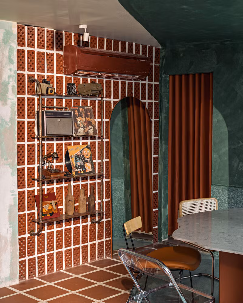 Ngoài ra, những viên gạch truyền thống được sử dụng để xây dựng khu vực pha chế, một trong những điểm nhỏ nhưng đặc biệt.