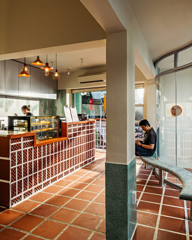 Lấy cảm hứng từ những gì có thể đã bị coi là lỗi thời của thế hệ trẻ, nhóm thiết kế quyết định sử dụng các vật liệu và màu sắc cổ điển, cực kỳ tiện dụng để nhắc nhở khách hàng về xu hướng xây dựng và tình hình xã hội những năm 90.