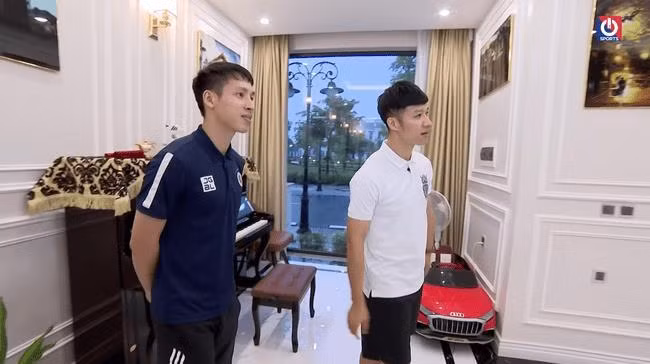 Nội thất trong nhà được bài trí hiện đại, sang trọng. Ảnh chụp màn hình