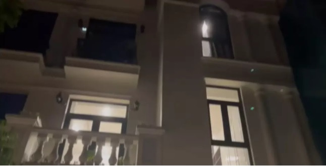 Ngoài sự nghiệp, các cầu thủ này còn thu hút sự chú ý bởi cơ ngơi khá hoành tráng. Cách đây không lâu, Đỗ Hùng Dũng đã xây tặng bố mẹ căn nhà 10 tỷ đồng. Ảnh chụp màn hình