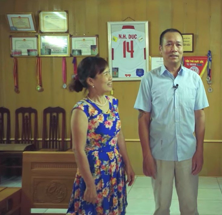 Tầng 1 là nhà bếp và khu vực sinh hoạt chung. Trong nhà treo nhiều huy chương, bằng khen mà Hoàng Đức đã đạt được trong các giải thi đấu trong nước và tại nước ngoài. Ảnh chụp màn hình