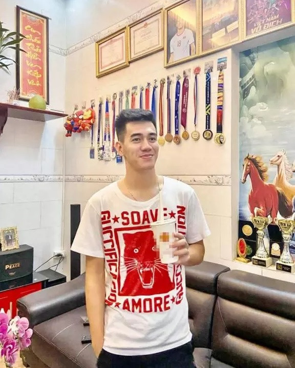 Phòng khách trưng bày rất nhiều huy chương, giải thưởng của Tiến Linh. Ảnh: Facebook