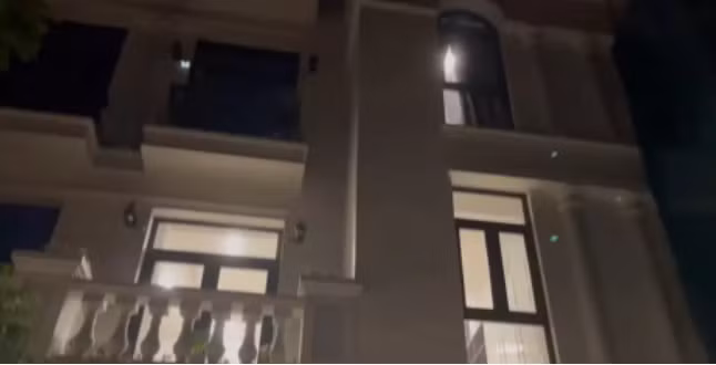 Ngoài sự nghiệp, các cầu thủ này còn thu hút sự chú ý bởi cơ ngơi khá hoành tráng. Cách đây không lâu, Đỗ Hùng Dũng đã xây tặng bố mẹ căn nhà 10 tỷ đồng. Ảnh chụp màn hình