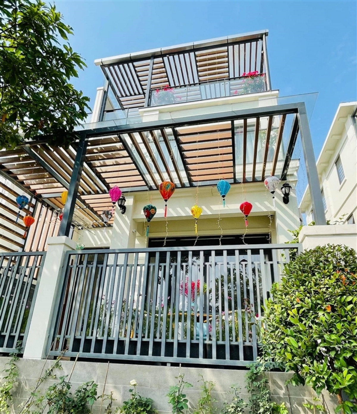 Vân Hugo thường xuyên hé lộ những góc nhỏ bên trong căn nhà. Đó là căn biệt thự có diện tích rất lớn, sân vườn cực thoáng mát và rộng rãi.