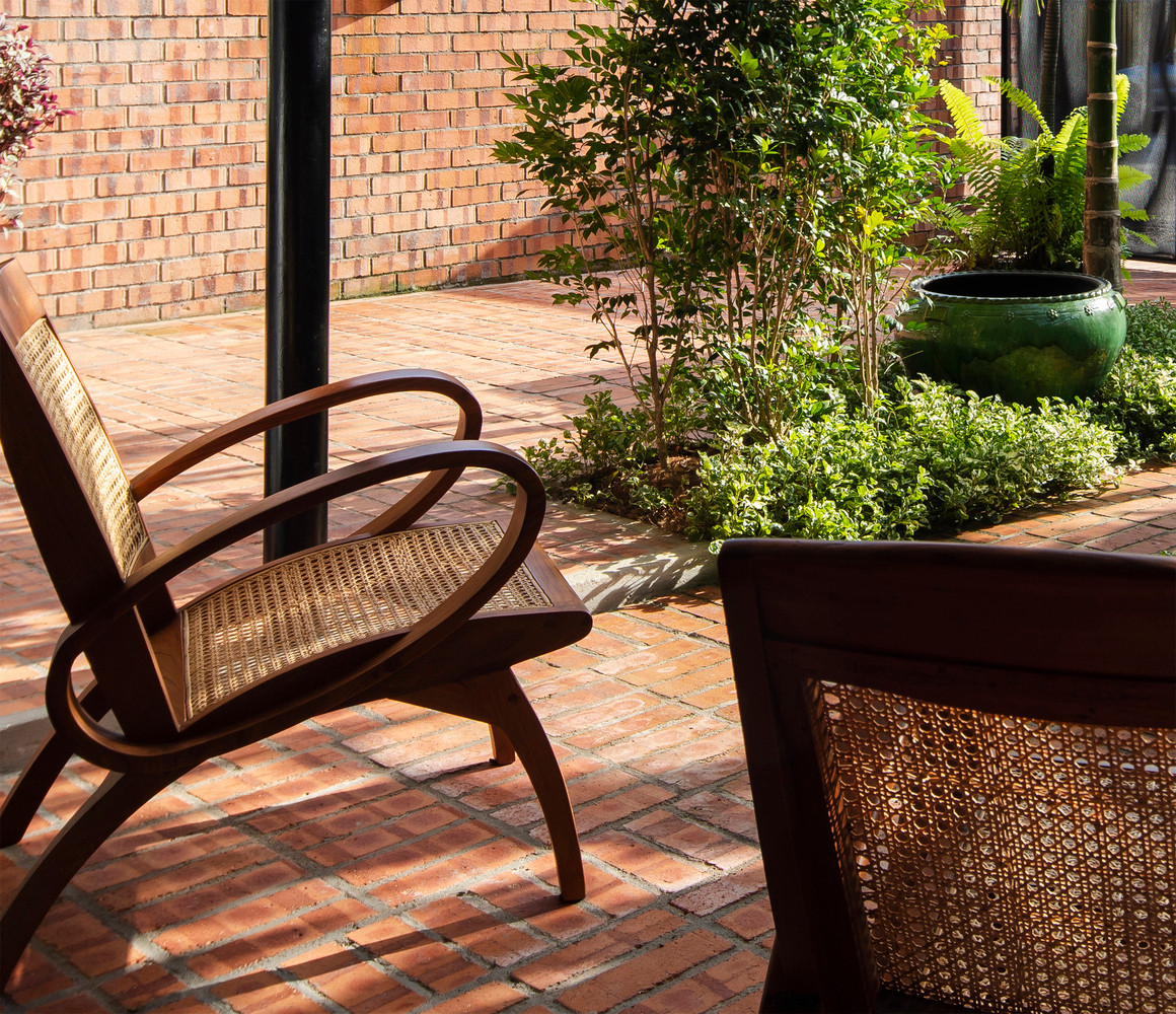 Một yếu tố giúp ngôi nhà mát mẻ và dễ chịu còn nằm ở khu vực sân trung tâm với giếng trời phía trên, vừa giúp lấy sáng vừa giúp thông gió hiệu quả.