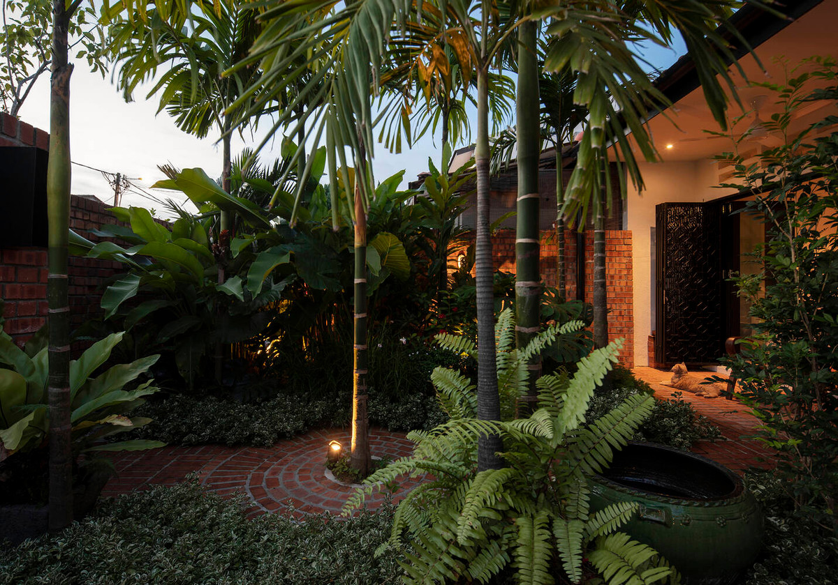 Khung nhà ban đầu cơ bản được giữ nguyên. Trong khi đó, bố cục và nội thất các khu vực được nhóm kiến trúc sư định hình lại. Khoảng sân phía trước là nơi để xe và vườn xanh.