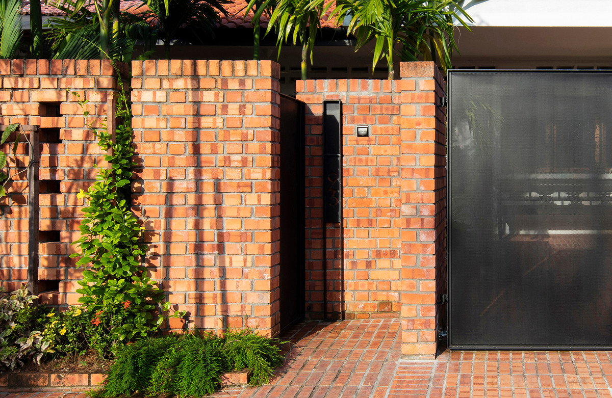 Tường gạch mộc cao lớn và cánh cửa kín đáo, đảm bảo sự riêng tư, cho phép không gian bên trong mở ra bên ngoài. Nguồn ảnh: Archdaily