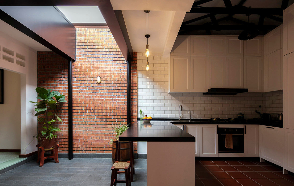 Không gian trong nhà cấp 4 được phân chia 2 khu vực. Một bên là khối sinh hoạt chung với phòng khách, phòng ăn, sân trong, phòng bếp và 1 phòng vệ sinh.