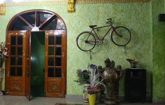 Chiếc xe đạp Ngọc Sơn sử dụng từ thuở hàn vi được treo trân trọng ngay trên tường. Ảnh: Zing