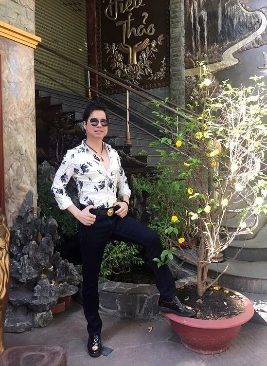 Phía trước hiên nhà, nam danh ca trồng nhiều cây kiểng. Ảnh: Ngoisao