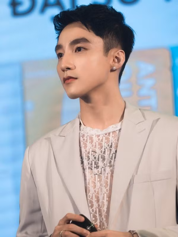 Can canh noi o sang chanh cua Son Tung M-TP