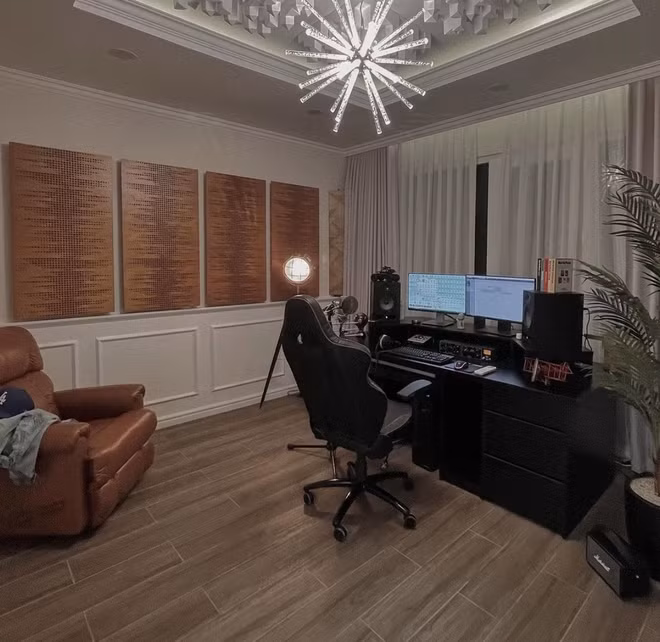 Nhiều thông tin cho biết, nơi ở mới của Sơn Tùng là một căn biệt thự sang trọng, hiện đại và có phòng thu rộng lớn. Ảnh: FBNV