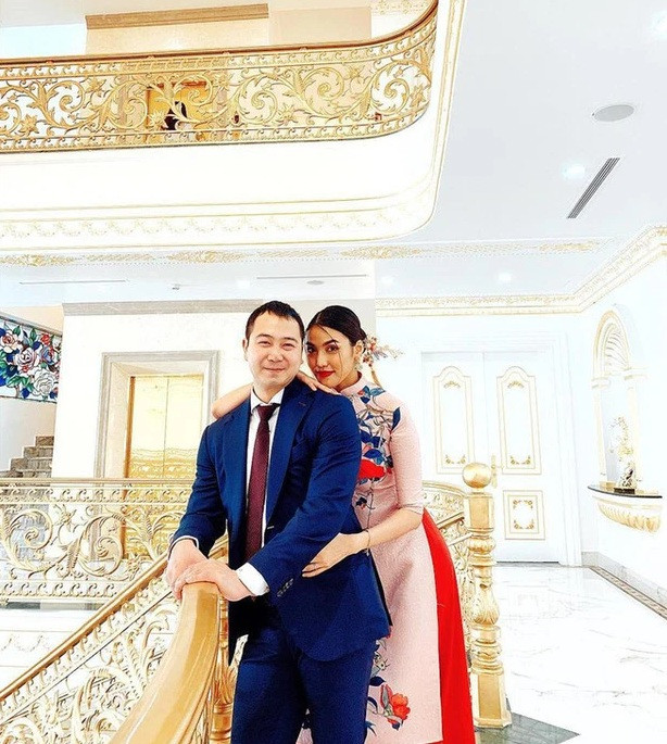 Lan Khuê cũng sống trong căn biệt thự sang trọng ở ven sông Sài Gòn khi kết hôn với chồng thiếu gia. Ảnh: FBNV