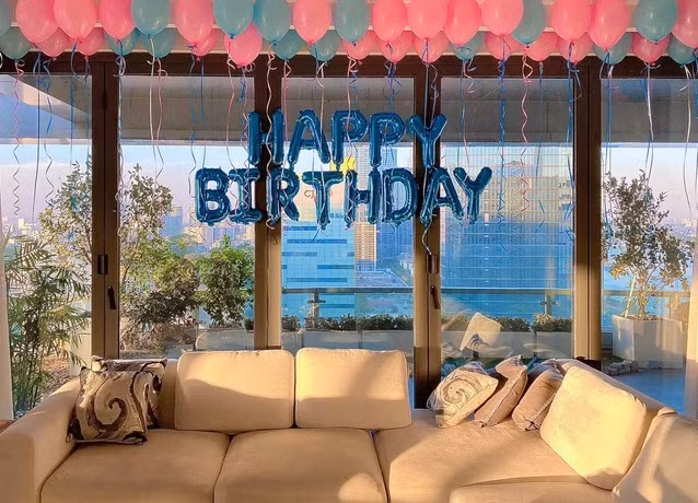 Không gian phòng khách ngập ánh sáng với view bao trọn thành phố. Ảnh: FBNV