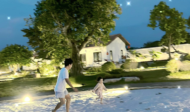 Ngoài căn hộ đang sống ở Sài Gòn, Trường Giang - Nhã Phương còn vừa hoàn thiện căn biệt thự nhà vườn rộng rãi ở vùng ngoại ô. Ảnh: FBNV