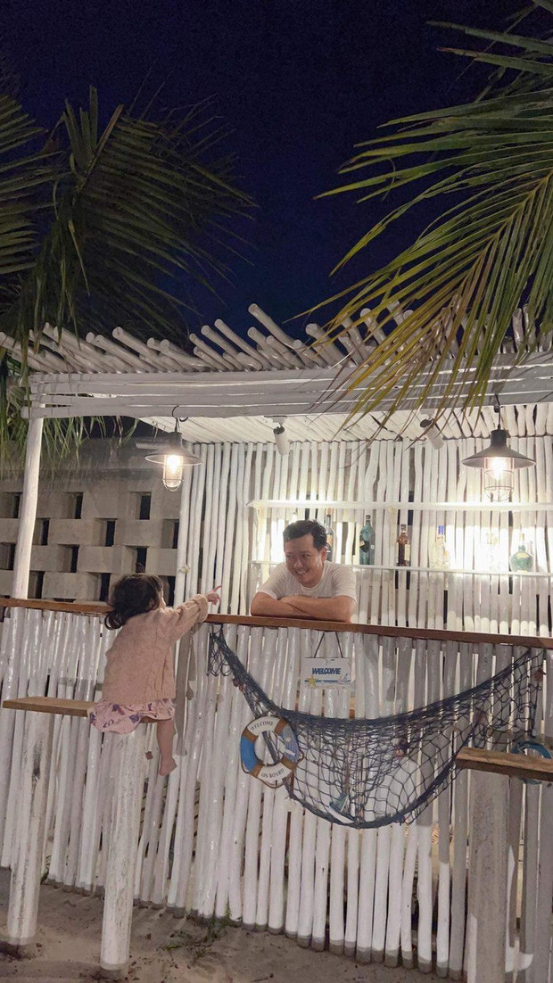 Bên trong còn có quầy bar để cả gia đình thư giãn. Ảnh: FBNV