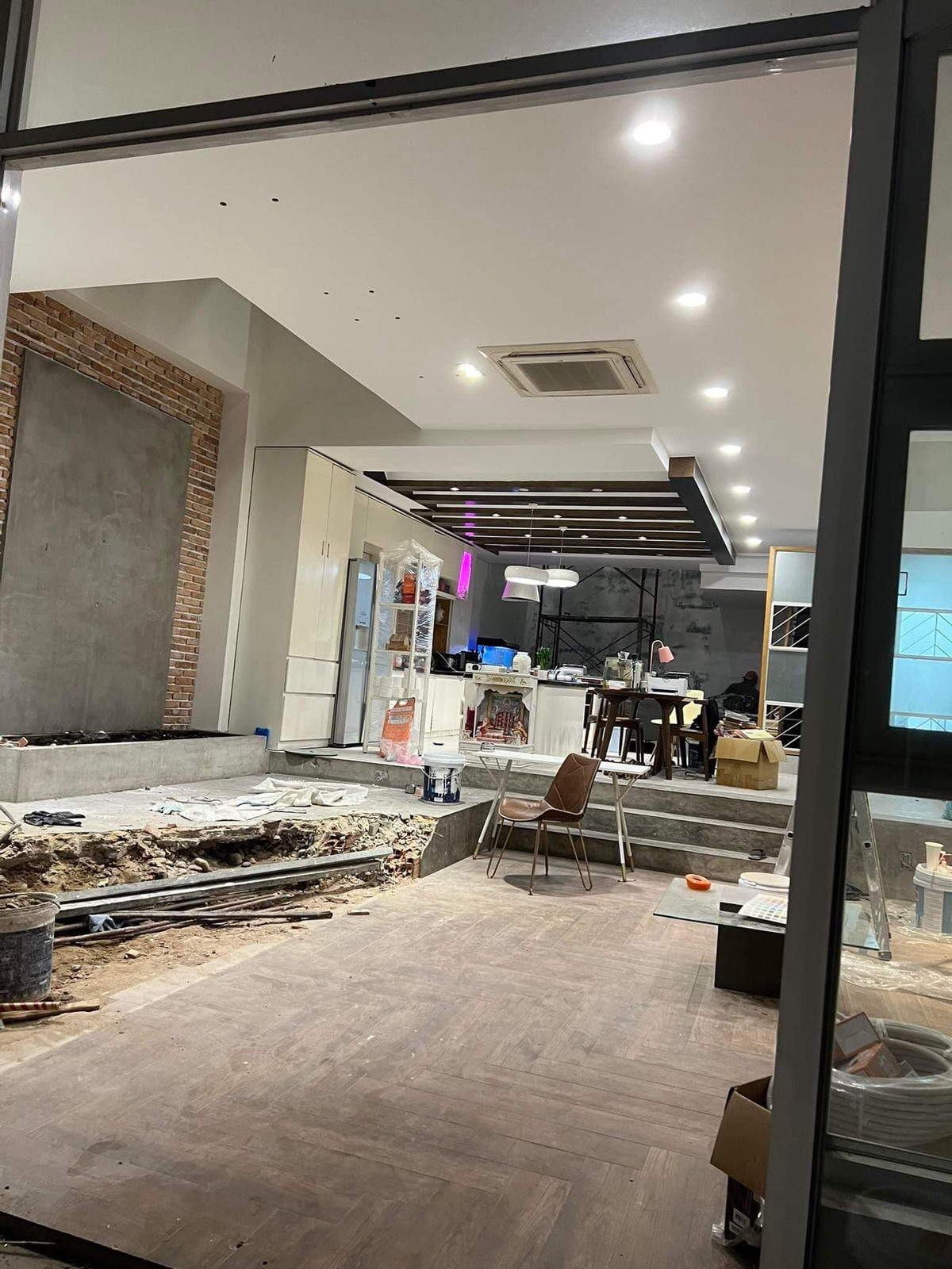 Cuối năm ngoái, ca sĩ Hồ Quang Hiếu quyết định đập hết làm lại toàn bộ không gian nhà để chuẩn bị đón Tết. Ảnh: FBNV