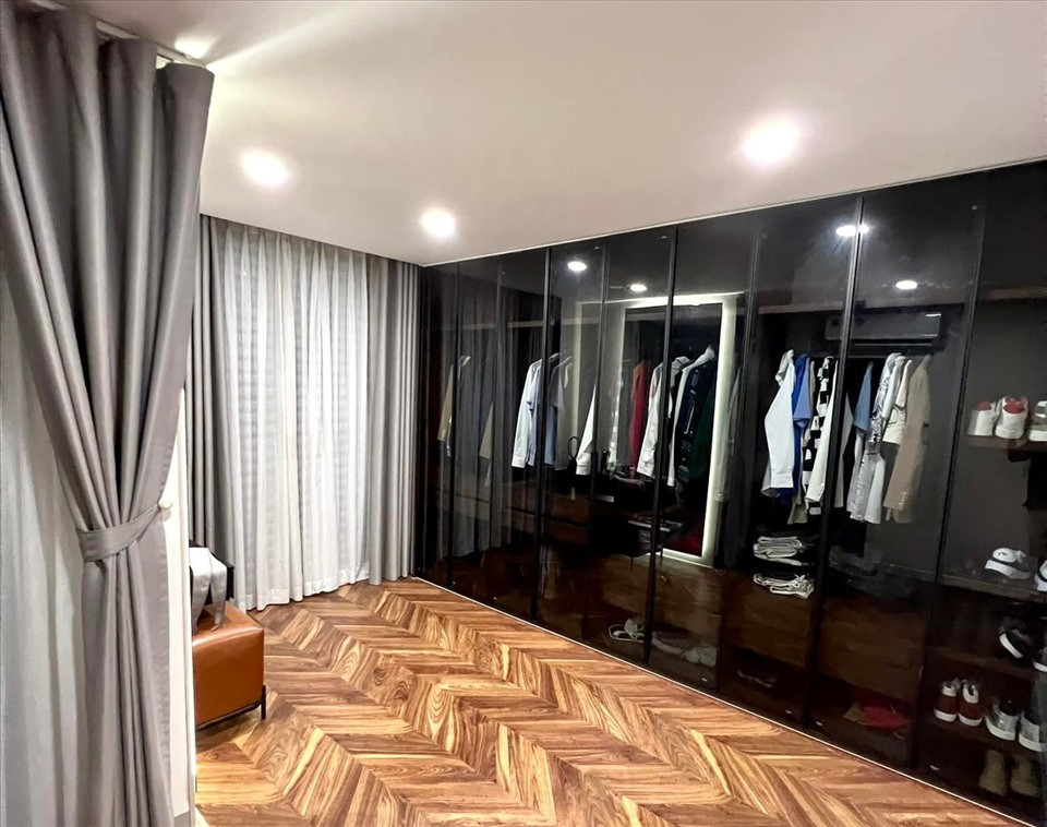 Phòng thay đồ chia ngăn để phân loại quần áo, giày dép. Ảnh: FBNV