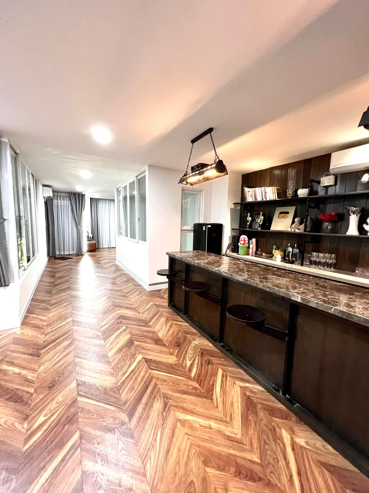 Khu bếp trang bị đầy đủ các thiết bị, dụng cụ nấu nướng. Ảnh: FBNV