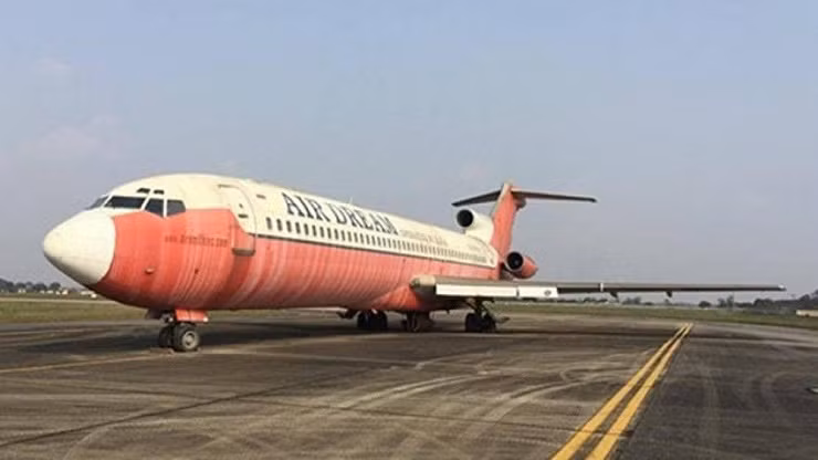 Mới đây, Cục Hàng không Việt Nam kiến nghị Vụ Tài chính (Bộ GTVT) xem xét triển khai thủ tục xử lý chiếc máy bay Boeing 727-200 bị bỏ hoang tại sân bay Nội Bài suốt 15 năm qua. Ảnh: Dân Việt