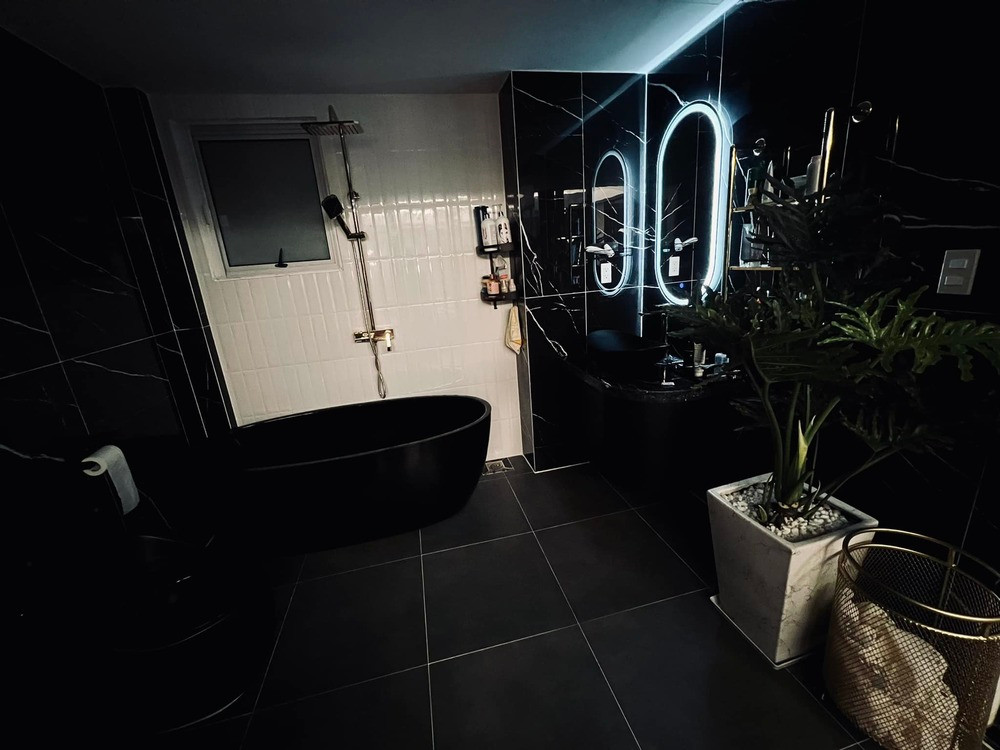 Phòng tắm sang trọng, trồng nhiều cây xanh.