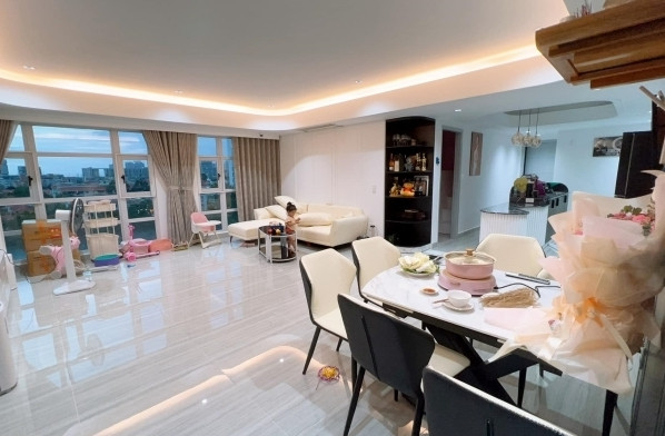 Căn hộ của Pha Lê được trang trí hiện đại, sang trọng với tông màu đen, vàng và trắng làm chủ đạo.