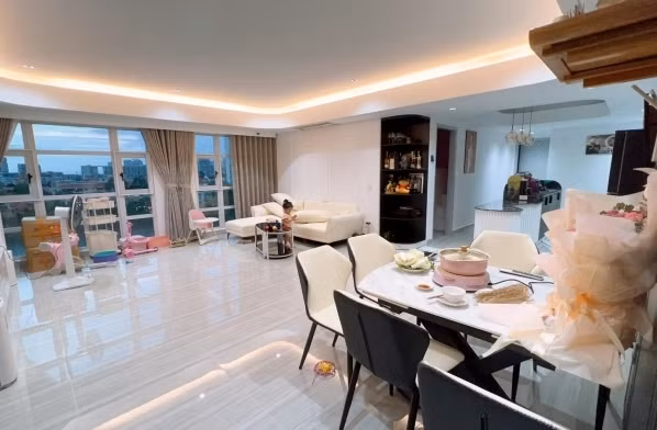 Căn hộ của Pha Lê được trang trí hiện đại, sang trọng với tông màu đen, vàng và trắng làm chủ đạo.