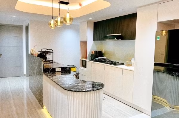 Phòng bếp rộng rãi, đầy đủ tiện nghi.