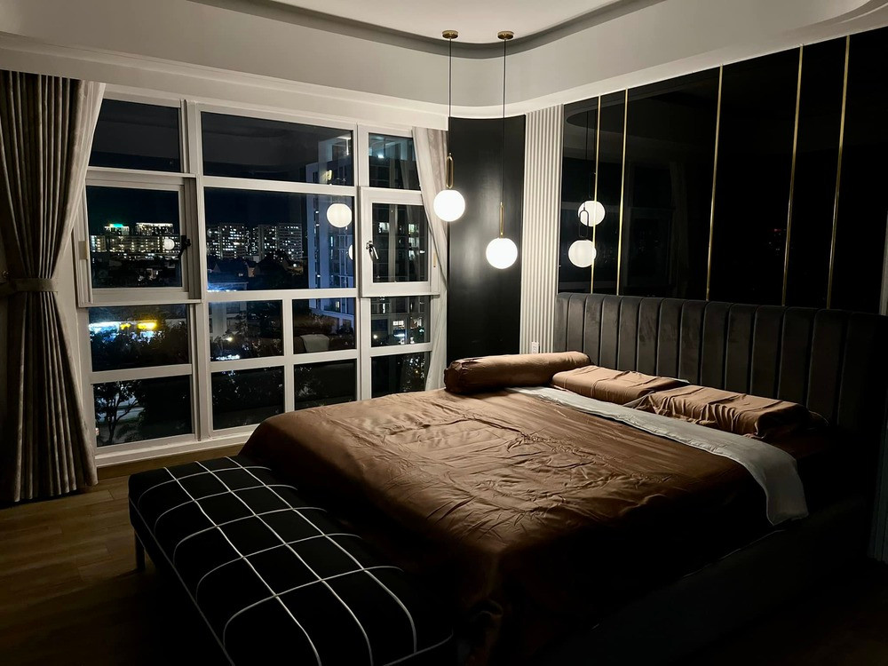 Phòng ngủ có view nhìm thành phố tuyệt đẹp.