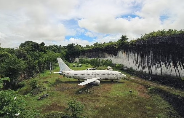 Sự xuất hiện đột ngột của chiếc Boeing 737 bí ẩn ở Bali đến nay vẫn chưa được giải thích. Một số người nói rằng chiếc máy bay được một thương nhân đưa từng phần đến rồi lắp ráp lại, nhằm biến nó thành một nhà hàng độc đáo. Ảnh: DM