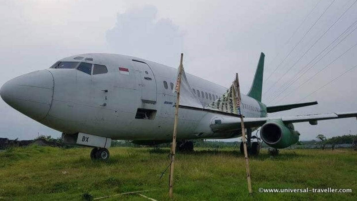 Chiếc Boeing 737-200 ở phía tây Bali có lẽ là chiếc máy bay ma ít được biết đến nhất ở Bali. Nó nằm ở vùng Jembrana trên một cánh đồng rộng lớn dưới những cột điện lớn.Ảnh: Aviationish