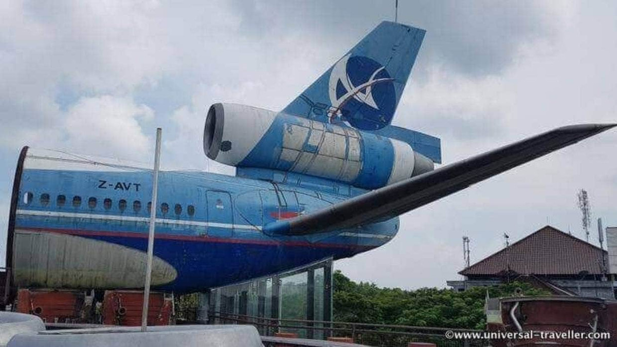 Chiếc McDonnell Douglas DC-10 được đặt trên mái của Trung tâm mua sắm Gate 88 chưa bao giờ mở cửa. Ban đầu, nó được mua bởi Hãng hàng không Caledonian của Anh, sau đó bán cho một công ty Mỹ và chuyển đổi thành một chiếc máy bay chở hàng. Nó được bán lại cho một nhà khai thác hàng hóa từ Zimbabwe. Ảnh: Stuff.