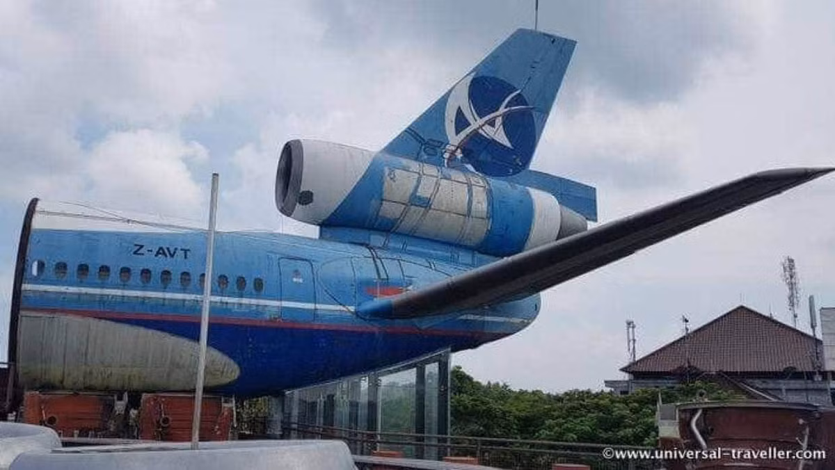 Chiếc McDonnell Douglas DC-10 được đặt trên mái của Trung tâm mua sắm Gate 88 chưa bao giờ mở cửa. Ban đầu, nó được mua bởi Hãng hàng không Caledonian của Anh, sau đó bán cho một công ty Mỹ và chuyển đổi thành một chiếc máy bay chở hàng. Nó được bán lại cho một nhà khai thác hàng hóa từ Zimbabwe. Ảnh: Stuff.