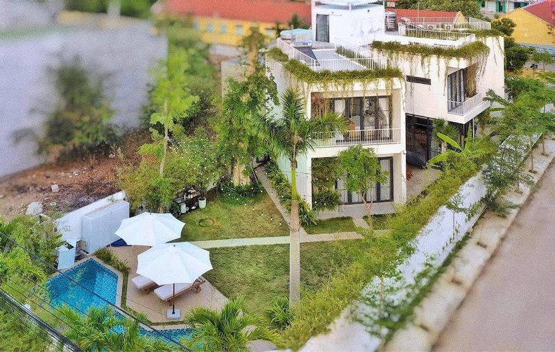 Khối nhà chính nằm ở vị trí trung tâm, phía bên phải và bên trái là 2 khối nhà nhánh nằm đối xứng theo hình rẻ quạt. Thiết kế này cho phép ba khối nhà cùng mở ra để đón nhận tối đa gió và ánh sáng tự nhiên.