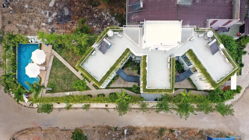 Tọa lạc tại Phan Rang (Ninh Thuận) Jolo Villa được thiết kế cho gia đình đang sinh sống và làm việc tại Sài Gòn. Họ muốn có không gian sum họp gia đình mỗi dịp về quê, đồng thời kết hợp kinh doanh homestay.