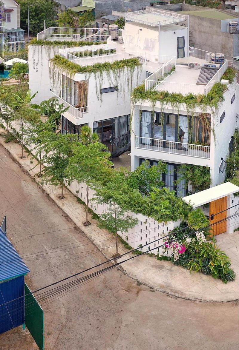 Theo đó, căn nhà nằm giữa một khu vườn ngập tràn cây cối, gồm ba khối liên kết nhau thông qua hệ thống thang ngoài trời.