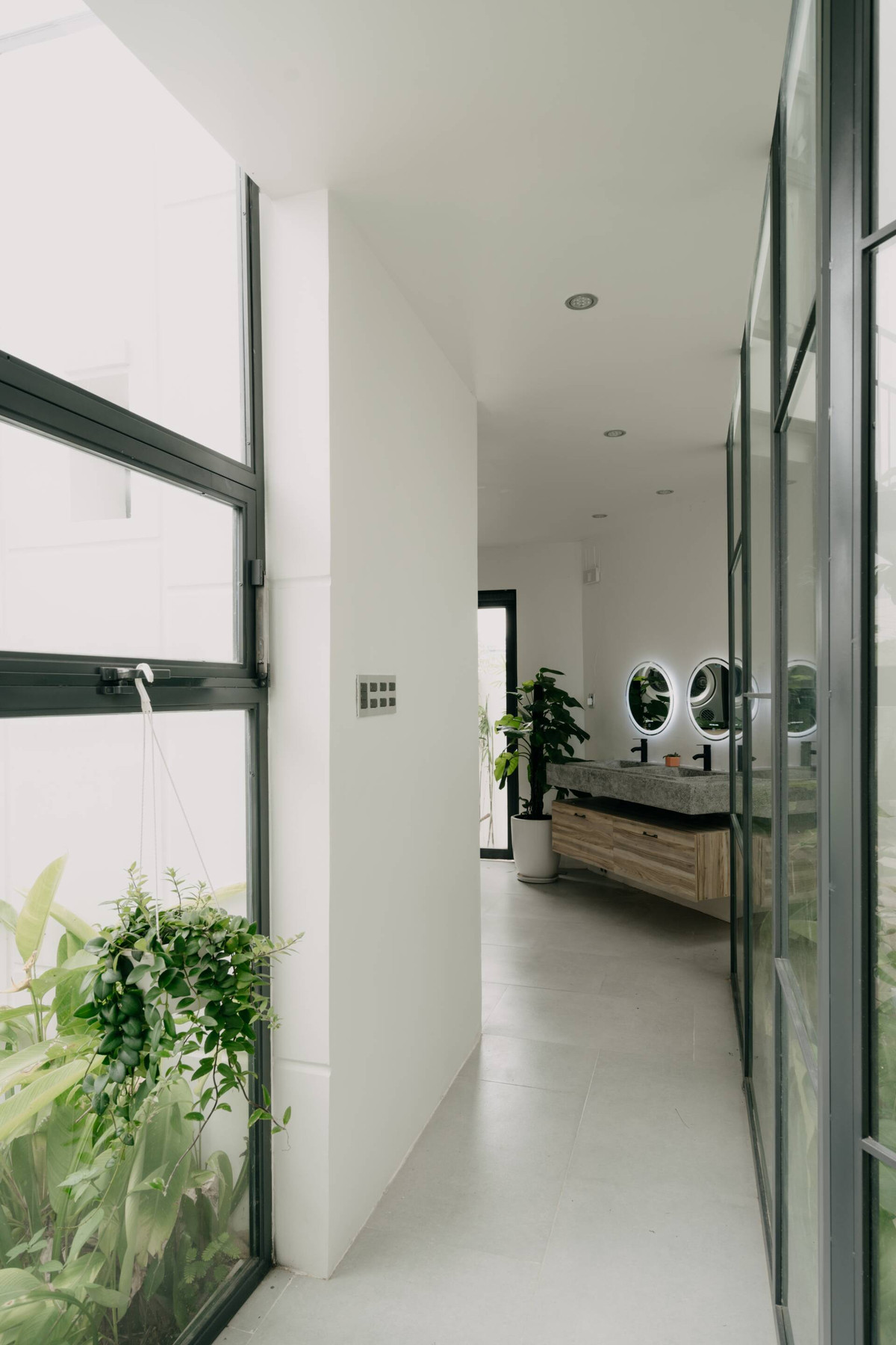 Khu vực hành lang thông thoáng, bố trí nhiều chậu cây xanh. Nguồn ảnh: Architectureartdesigns