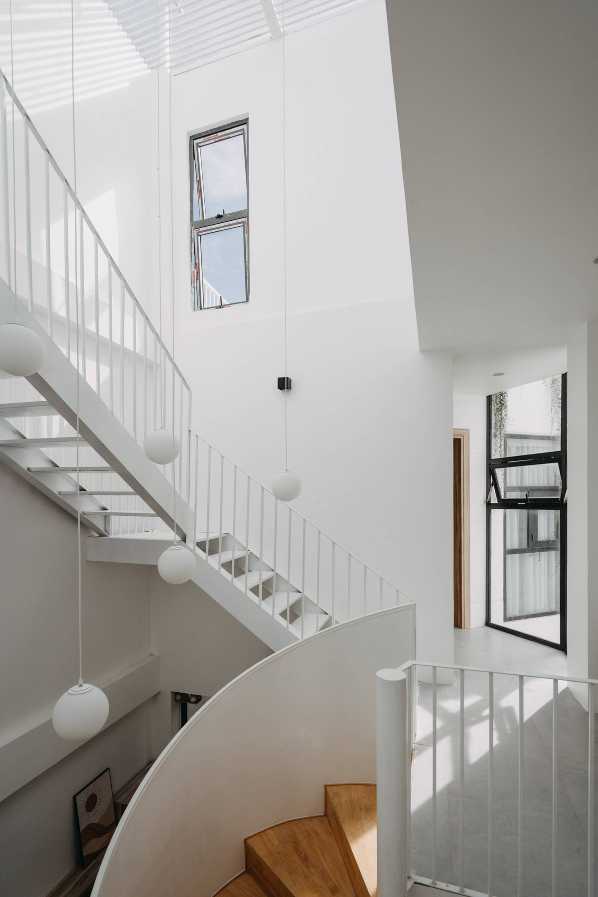 Giếng trời lớn và các ô cửa sổ bố trí tại cầu thang giúp lấy ánh sáng tự nhiên vào ban ngày.