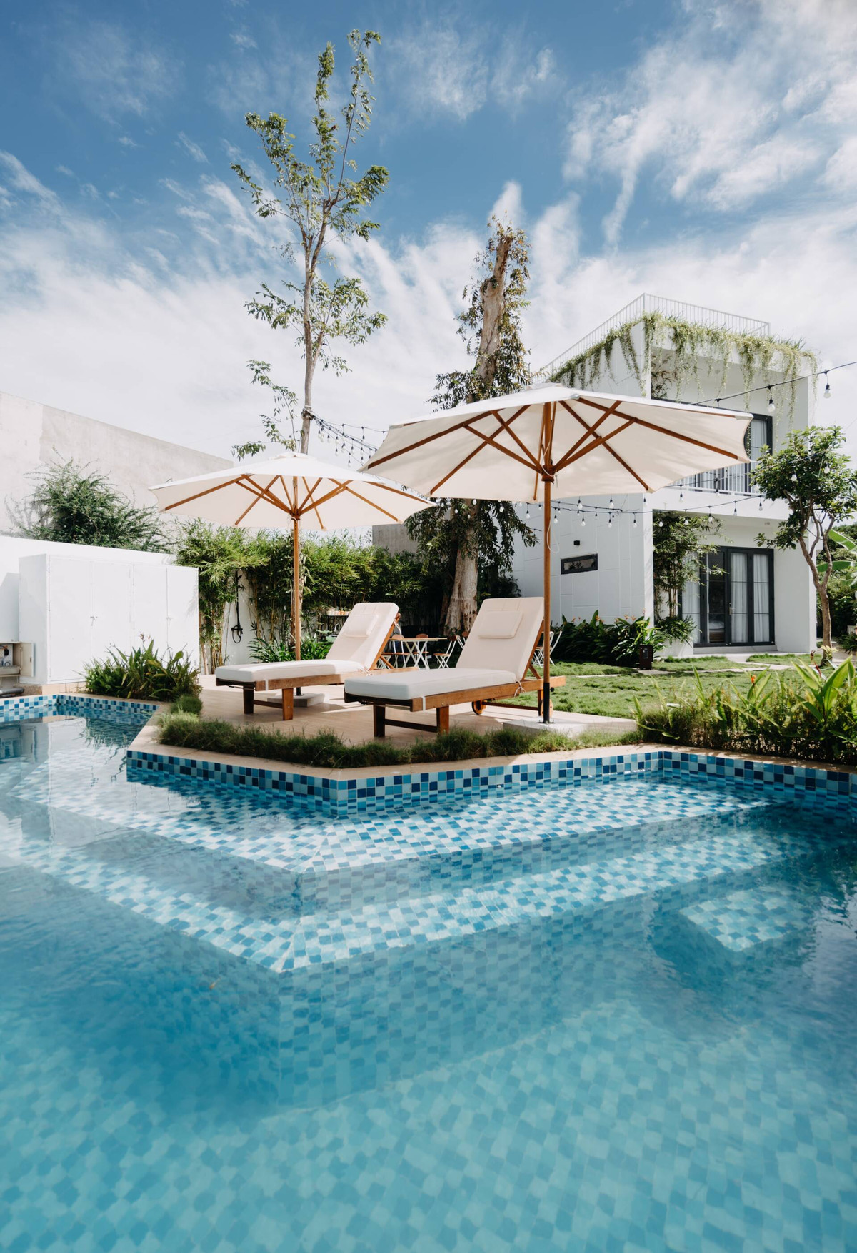  Sân trước nhà là nơi hồ bơi rộng lớn để gia đình thư giãn.