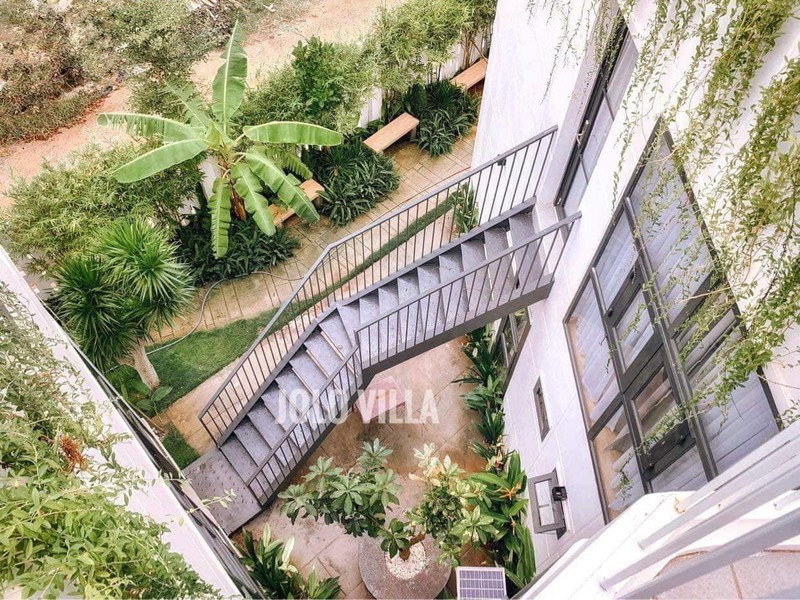 Khoảng trống hai bên sườn của khối nhà chính tạo thành 2 khoảng thông tầng, giúp tận dụng nguồn sáng tự nhiên làm sáng bên trong nhà và lưu thông không khí hiệu quả.