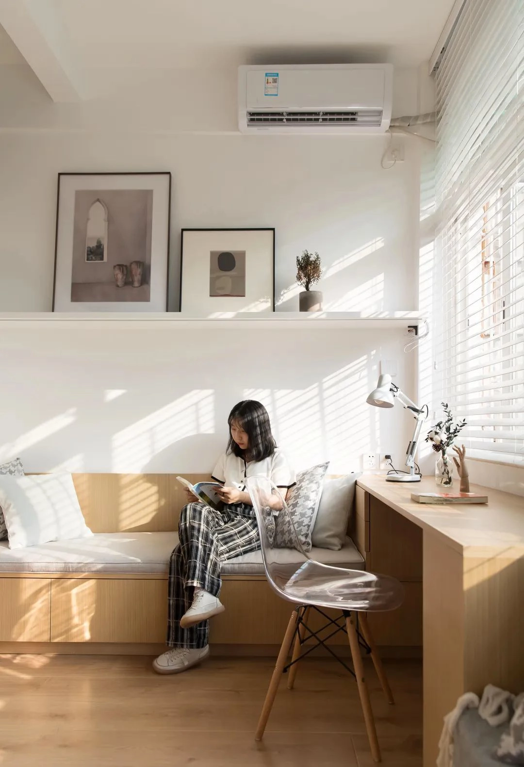 Gia đình 4 người đã có một phòng khách và không gian ăn uống luôn thoáng đãng.