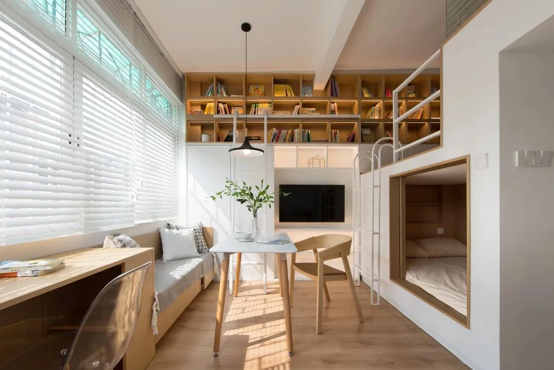 Khu vực sinh hoạt riêng được chia làm 2 tầng với 2 không gian ngủ ở phía dưới được thiết kế như những tổ kén.