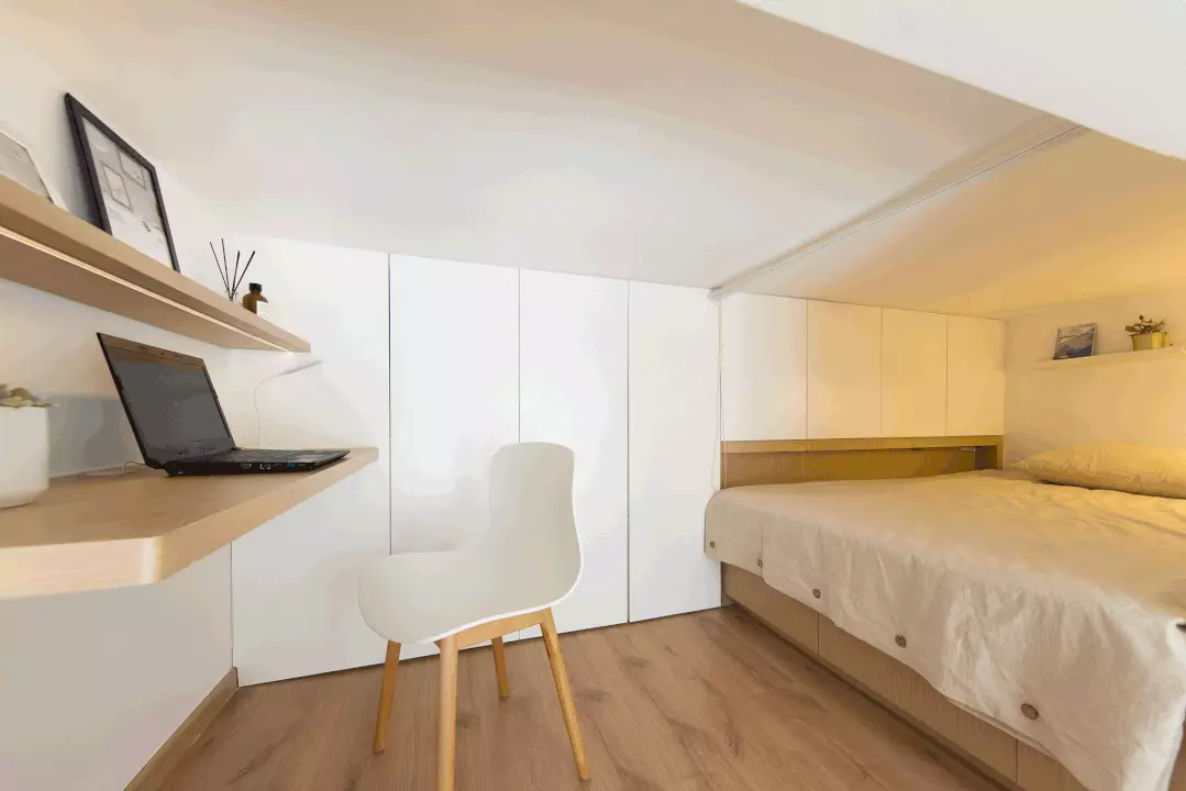 Phòng ngủ của cô con gái có tủ âm tường và giường đôi rộng thoải mái. Nguồn ảnh: iNews