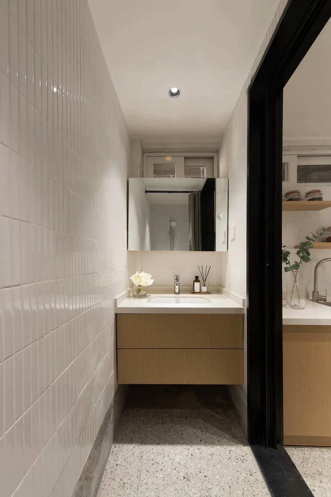 Trước đây, nhà không có vệ sinh riêng. Sau cải tạo, căn hộ đã có nhà tắm thoải mái tuy nhỏ nhưng tiện nghi.