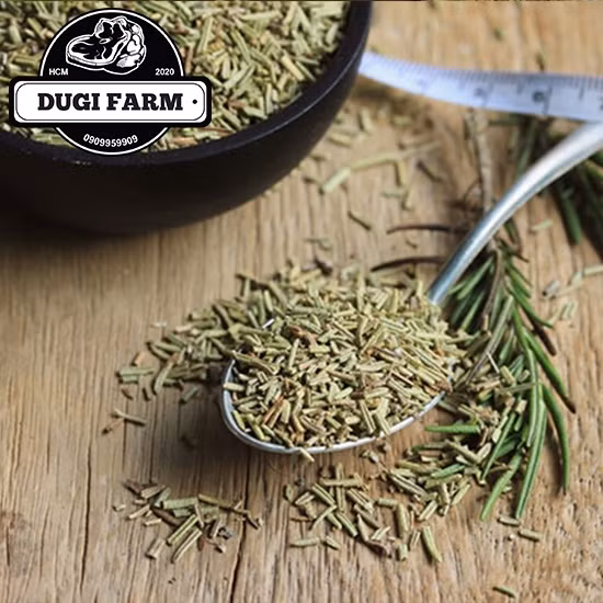 Tuy nhiên, lá hương thảo sấy khô nhập khẩu về Việt Nam được các cửa hàng rao bán với giá vô cùng đắt đỏ, khoảng 6-7 triệu đồng/kg. Ảnh: Dugi Farm